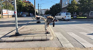 Sokak ortasında uzak doğu dövüş sanatı hareketleri yapan yaşlı adam
