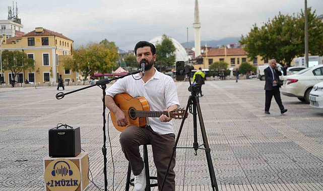 Sokak sanatçısı meydana renk katıyor