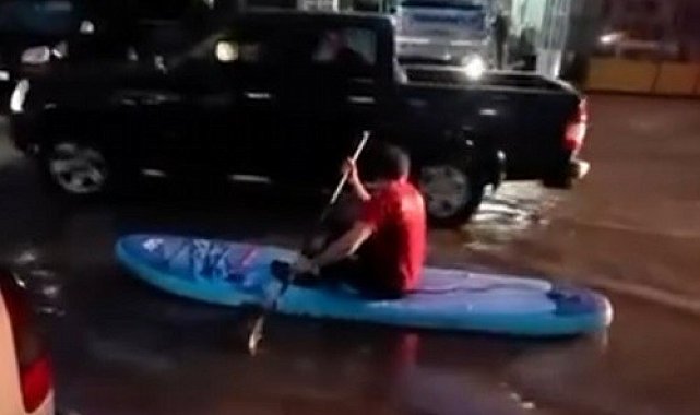 Sokaklar göle dönünce SUP ile gezintiye çıktı