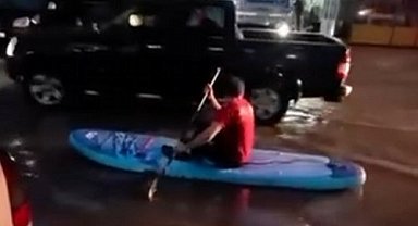 Sokaklar göle dönünce SUP ile gezintiye çıktı