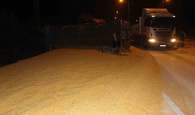 Su şişesi kazaya neden oldu: Tır devrildi, 25 ton mısır yola saçıldı