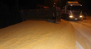 Su şişesi kazaya neden oldu: Tır devrildi, 25 ton mısır yola saçıldı
