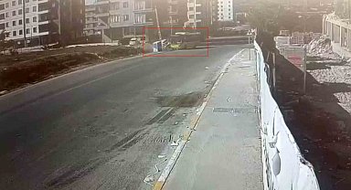 Sultanbeyli'de İETT otobüsü ile otomobil çarpıştı: 1'i bebek 4 yaralı