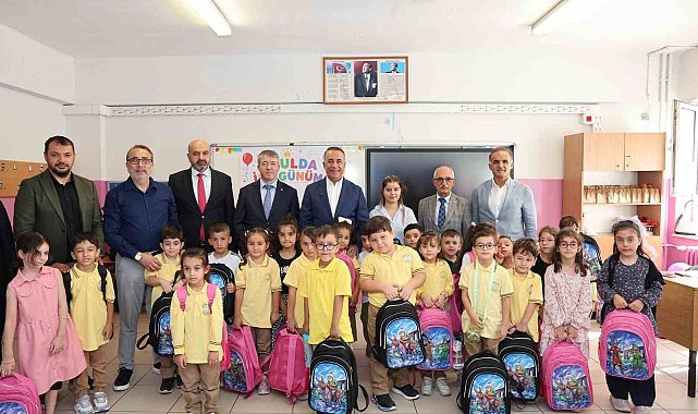 Sultangazi Belediyesi'nden ilkokula başlayan öğrencilere çanta ve kırtasiye seti sürprizi
