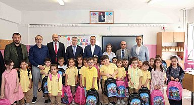 Sultangazi Belediyesi'nden ilkokula başlayan öğrencilere çanta ve kırtasiye seti sürprizi
