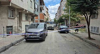Sultangazi'de duvarlarında çatlaklar oluşan iki apartman havadan görüntülendi