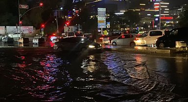 Sultangazi'de sağanak yağmur sonrası yollar göle döndü