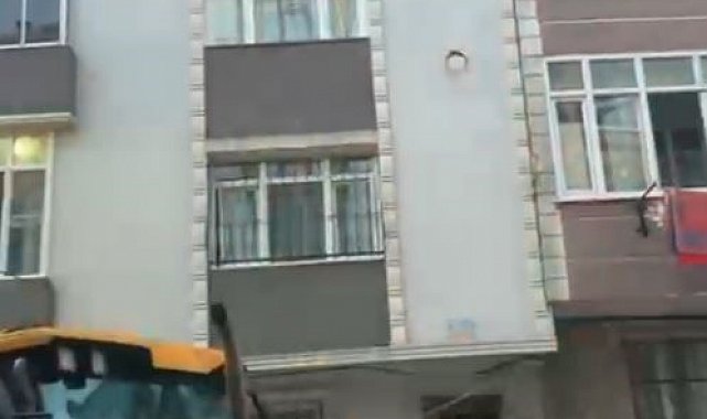 Sultangazi'de temel çalışması sırasında yan binanın temelinde kayma oldu