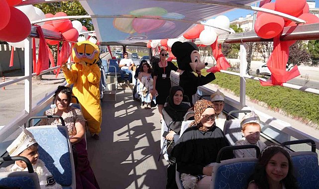 Sünnet çocukları üstü açık nostaljik otobüsle şehir turu yaptılar