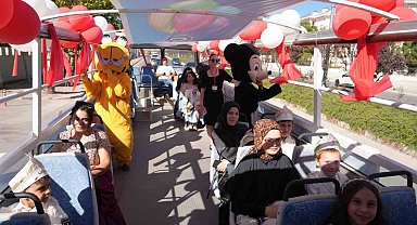 Sünnet çocukları üstü açık nostaljik otobüsle şehir turu yaptılar