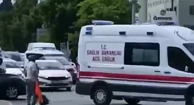Süpürgeyi bıraktı, üzerinden çıkardığı yeleğini can kurtarmak için salladı