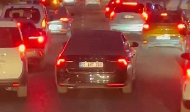 Sürücüler fermuar sistemine geçti, birisi anonslara rağmen itfaiyeye yol vermeden ilerledi