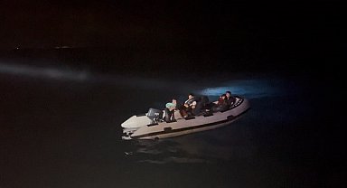 Sürüklenen bottaki 3'ü çocuk 7 düzensiz göçmen kurtarıldı