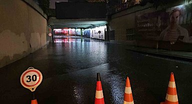 Taksim'de beklenen sağanak bir anda bastırdı: Zincirlikuyu alt geçidini su bastı