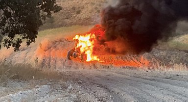 Tarla süren traktör alev alev yandı