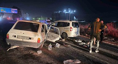 Tarsus'ta otomobil karşı şeride geçti: 1 çocuk öldü, 6 yaralı
