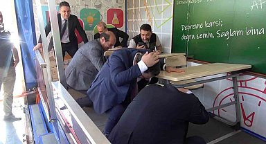 Tatbikatta 'depremi başlatıyoruz' dedi, depreme yakalandılar