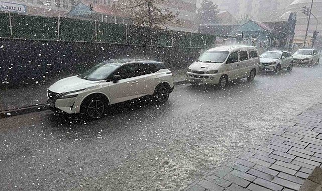 Tatvan'da sağanak ve dolu etkili oldu