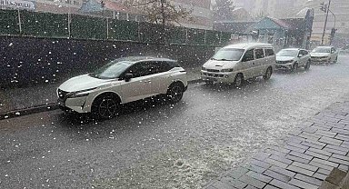Tatvan'da sağanak ve dolu etkili oldu