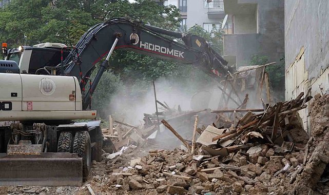Tehlike oluşturan metruk yapılar yıkıldı