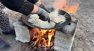 Tel tel ipe dizilen erişteler kış sofraları için hazırlanıyor