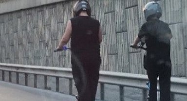 TEM Otoyolu'nda tehlikeli yolculuk: 2 kişi skuterla kilometrelerce ilerledi