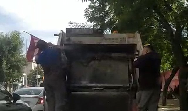 Temizlik işçileri yerde buldukları Türk bayrağını çöp kamyonun üzerine astı