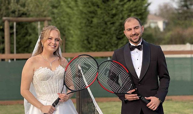 Tenis kortlu köyde gelinlik ve damatlıkla maç yaptılar