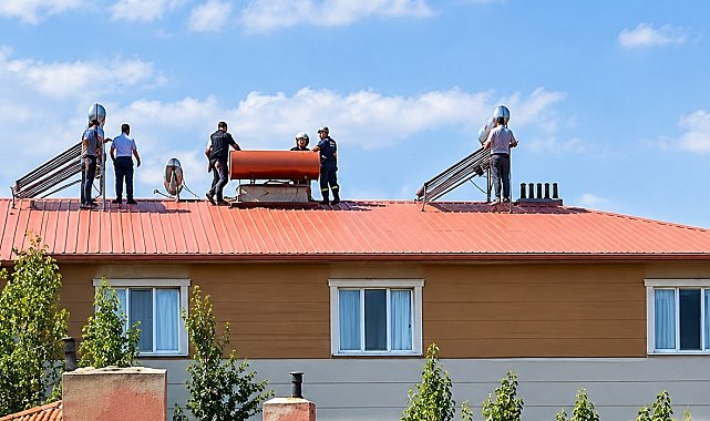 Tercan'da çatıya çıkan kişi ekiplerce ikna edilerek indirildi
