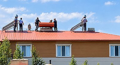 Tercan'da çatıya çıkan kişi ekiplerce ikna edilerek indirildi