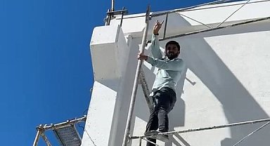 Ters dönen Türk bayrağını görünce dayanamadı, 10 metre yüksekliğindeki iskeleye tırmandı