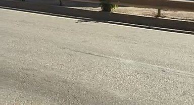 Ters şeride giren servis minibüsü tehlike saçtı