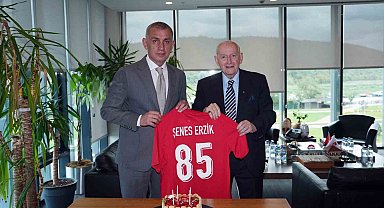 TFF Onursal Başkanı Şenes Erzik için doğum günü kutlaması düzenlendi