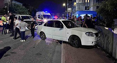 Ticari araçla çarpışan otomobil bina duvarına çarptı