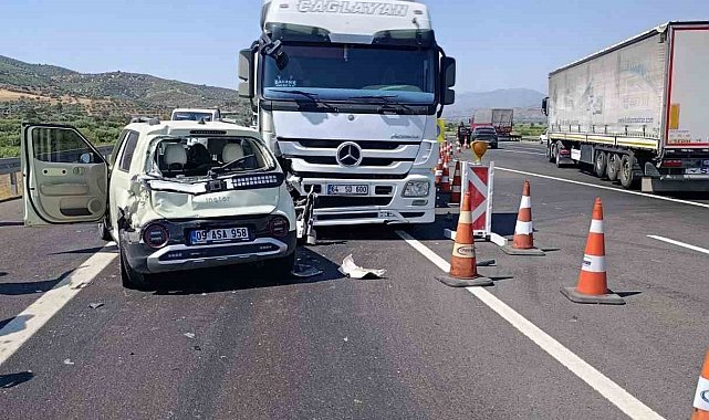 Tır, otomobile arkadan çarptı: 3 yaralı