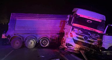Tır refüjü aşıp karşı şeride geçti: 2 yaralı