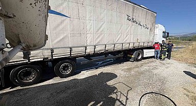 Tırda çıkan yangına, çevreden geçen beton mikseri yardıma koştu