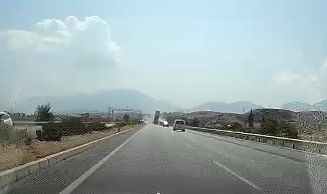 Tırın açık unutulan tırı dorsesi, EDS levhasını yerinden söktü