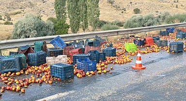 Tırın dorsesi yan yatınca şeftaliler yola saçıldı