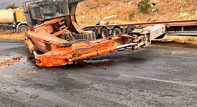 Tırın üzerindeki iş makinesi yola düştü, yol trafiğe kapandı