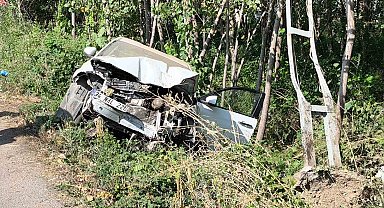 Tokat'ta otomobil elektrik direğine çarptı: 1 ölü, 1 yaralı