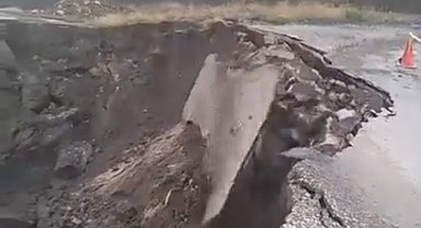 Tokat'ta sağanak sonrası köy yolu çöktü, çökme anı kamerada