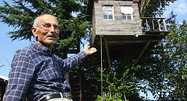 Torunu istedi, dedesi yaptı: 90 yıllık meşe ağacının tepesine ev kurdu