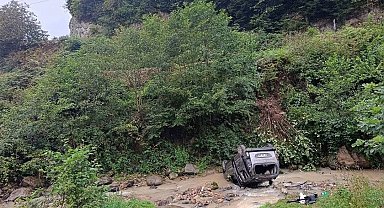Trabzon'da araç dereye uçtu: 3'ü ağır 5 yaralı