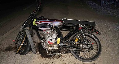 Trafik levhasına çarpan motosiklet hurdaya döndü: 2 yaralı