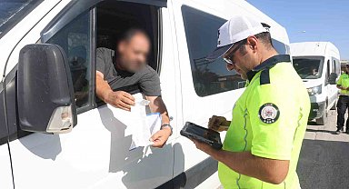Trafik polislerinden okul servislerine sıkı denetim: Ayakta öğrenci taşıyan sürücülere ceza uygulandı