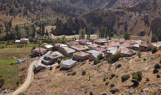 Tufanbeyli'de kayalıkların arasında tarih ve doğa izleri