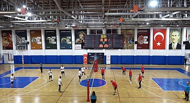 Tunceli'de Ahilik Haftası'nda protokol ve esnaflar voleybol sahasında buluştu