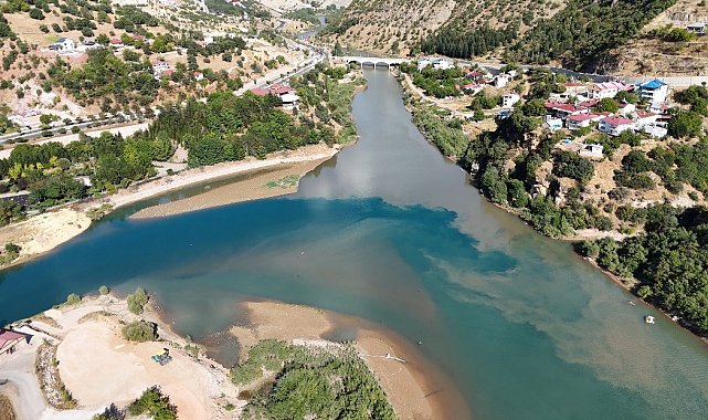 Tunceli'de iki nehir, yağış sonrası iki farklı renge büründü