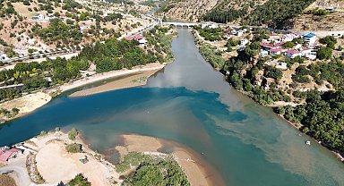 Tunceli'de iki nehir, yağış sonrası iki farklı renge büründü